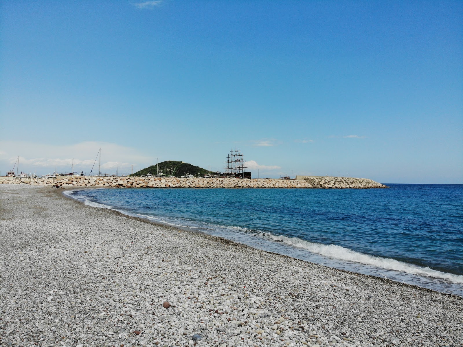 Fotografie cu Barinagi Beach cu o suprafață de apă pură albastră