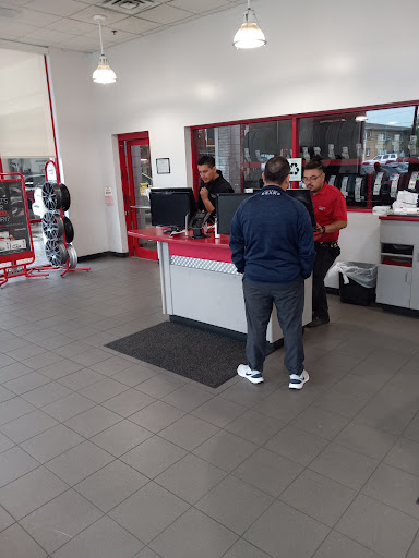 Tire Shop «Discount Tire Store - Oak Lawn, IL», reviews and photos, 6635 95th St, Oak Lawn, IL 60453, USA