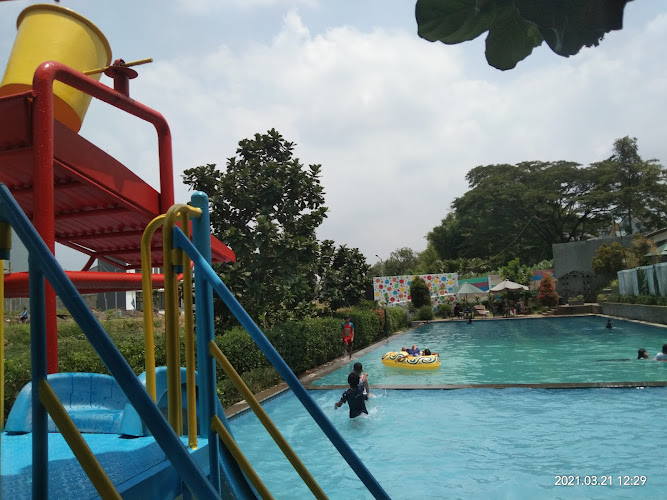 Kolam Renang The GARDENS