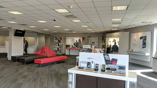 Cell Phone Store «Verizon», reviews and photos, 3755 Oakwood Mall Dr, Eau Claire, WI 54701, USA