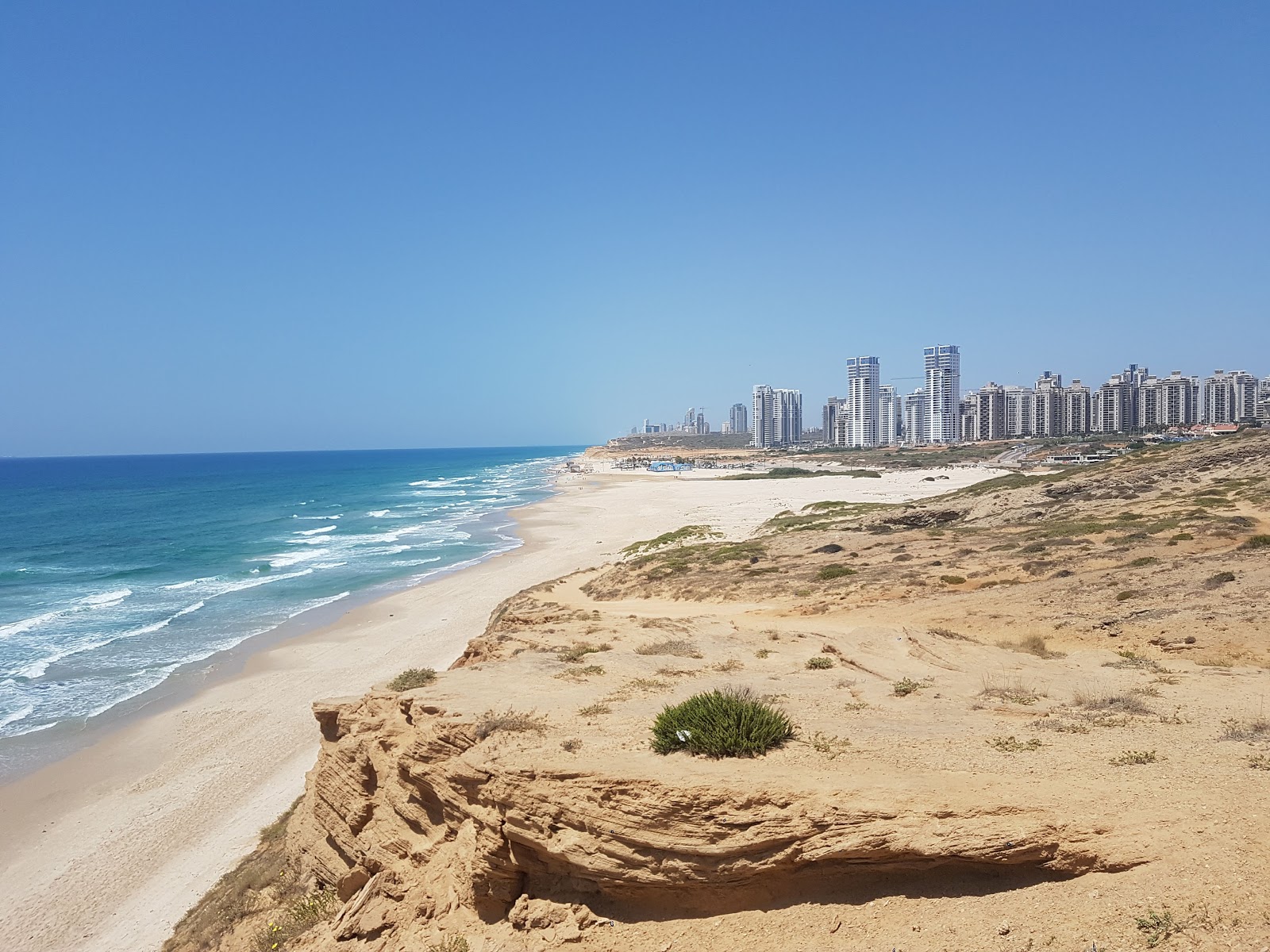 Foto de Poleg beach com areia fina e brilhante superfície