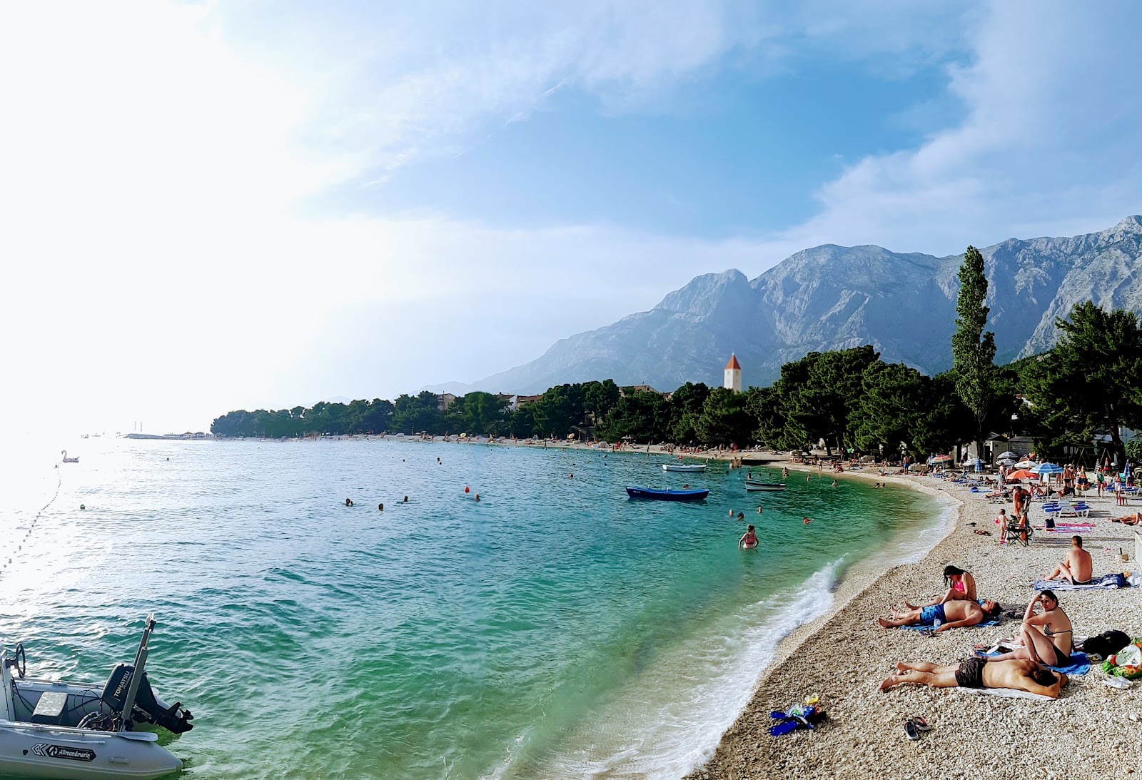 Foto af Promajna beach bakket op af klipperne
