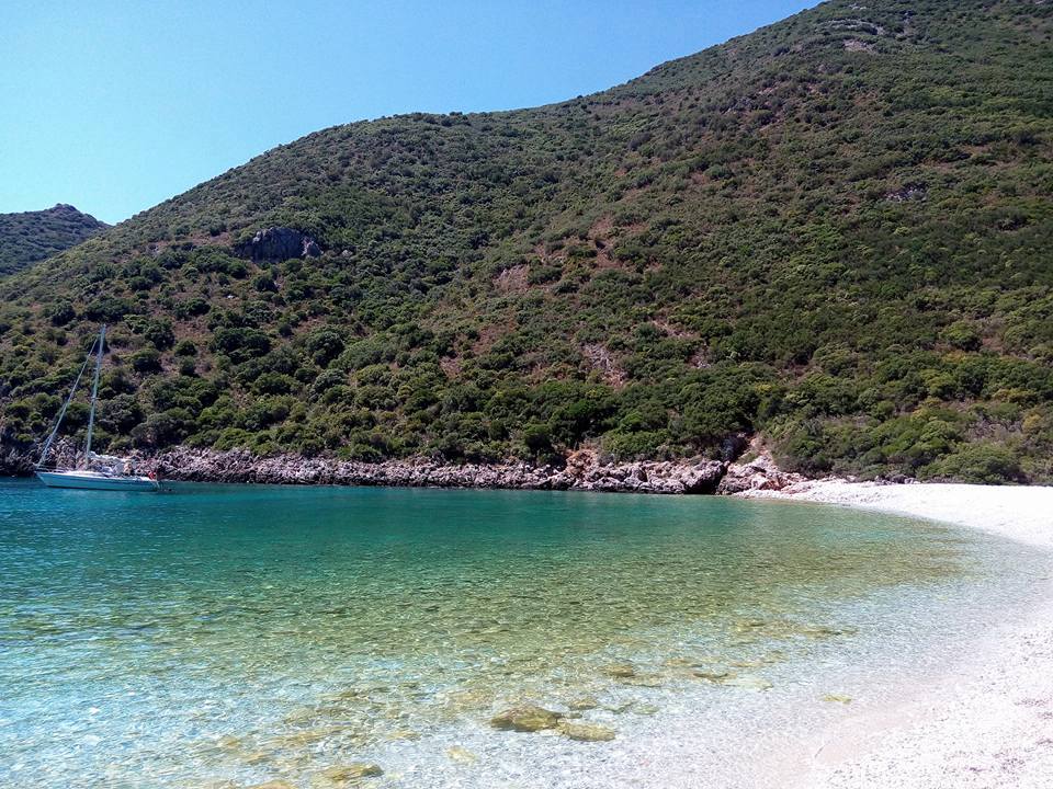 Antrogialos beach'in fotoğrafı beyaz çakıl taş yüzey ile