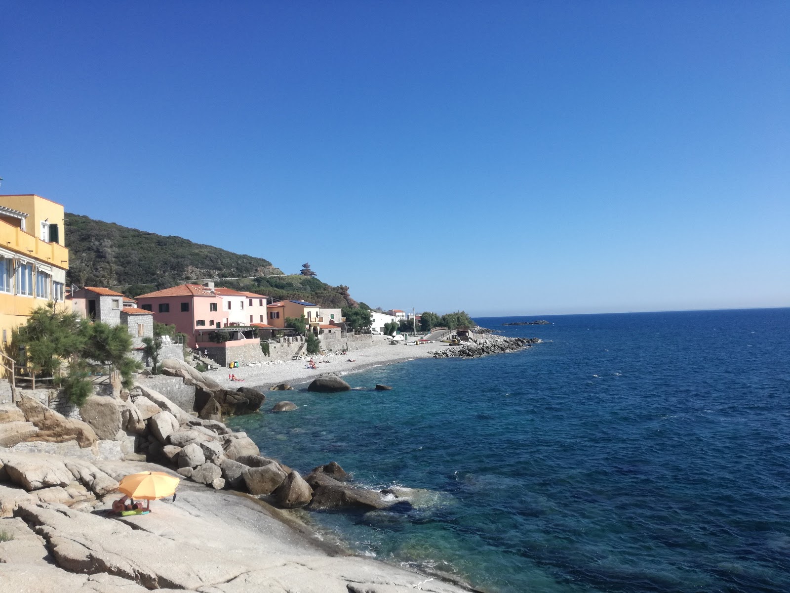 Foto van Spiaggia di Pomonte en de nederzetting