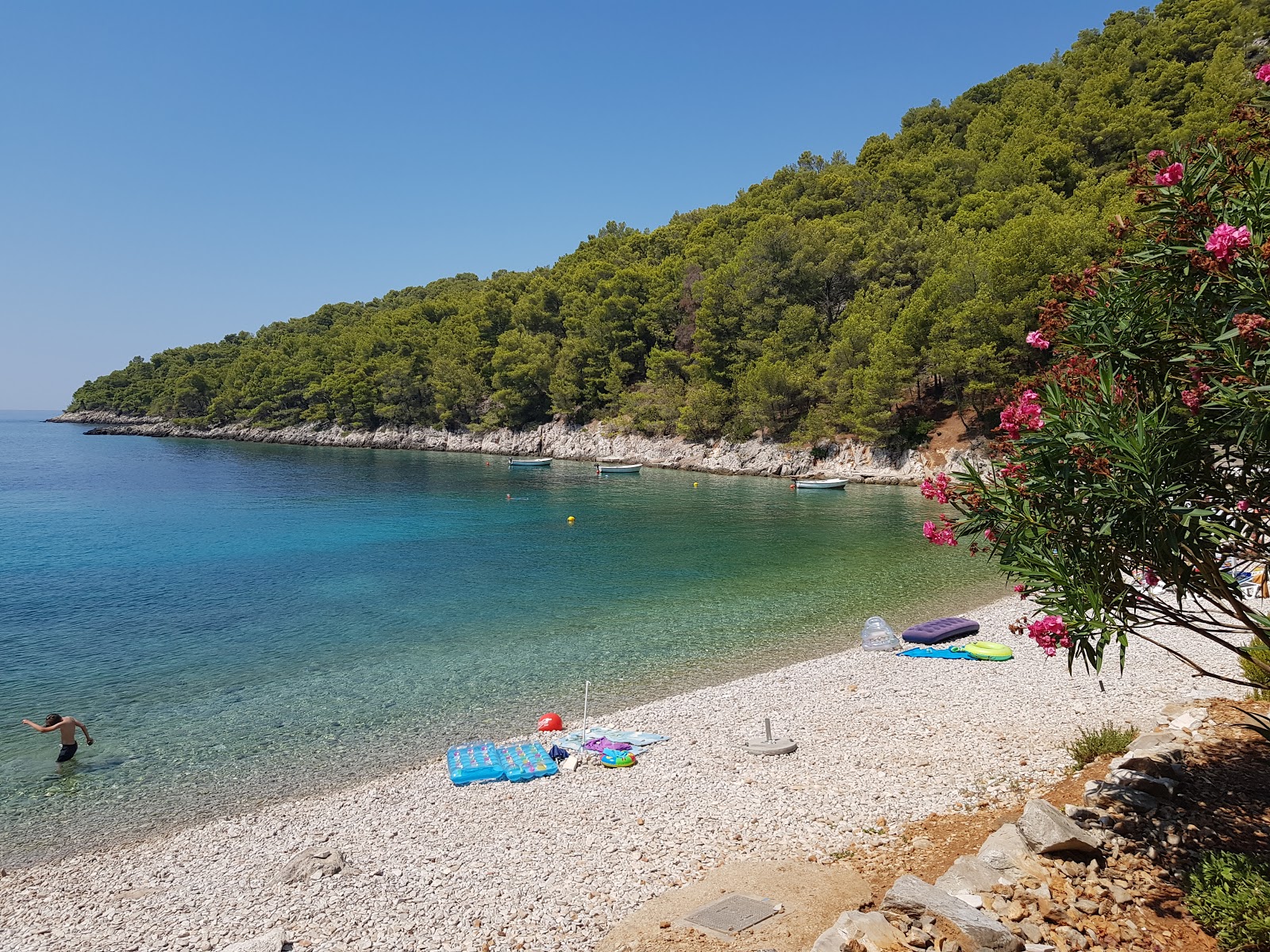 Foto di Mateo beach con una superficie del ciottolo fine bianco