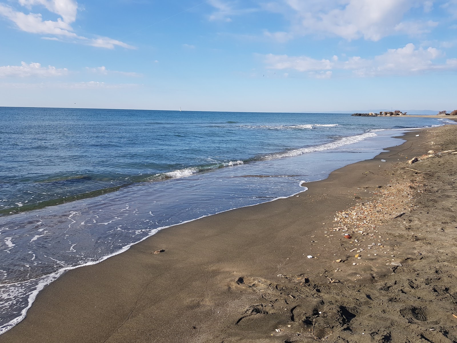 Foto de Spiaggia Di Coccia Di Morto y el asentamiento