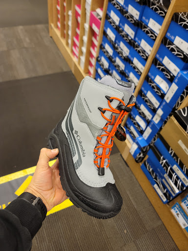 Shoe Store «DSW Designer Shoe Warehouse», reviews and photos, 2515 W 75th St, Naperville, IL 60540, USA