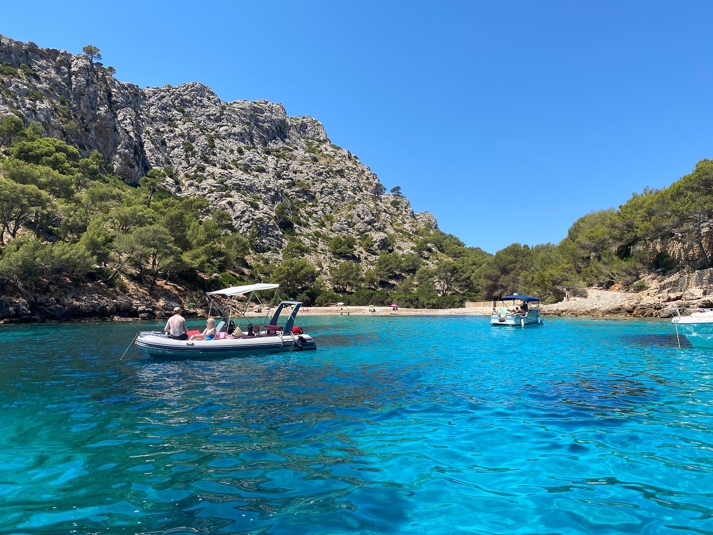 Foto av Cala Murta och dess vackra landskap