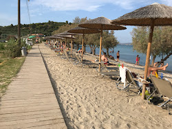 Photo de Keri Beach entouré de montagnes
