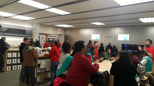 Computer Store «Apple Suburban Square», reviews and photos, 61 Saint James Pl, Ardmore, PA 19003, USA