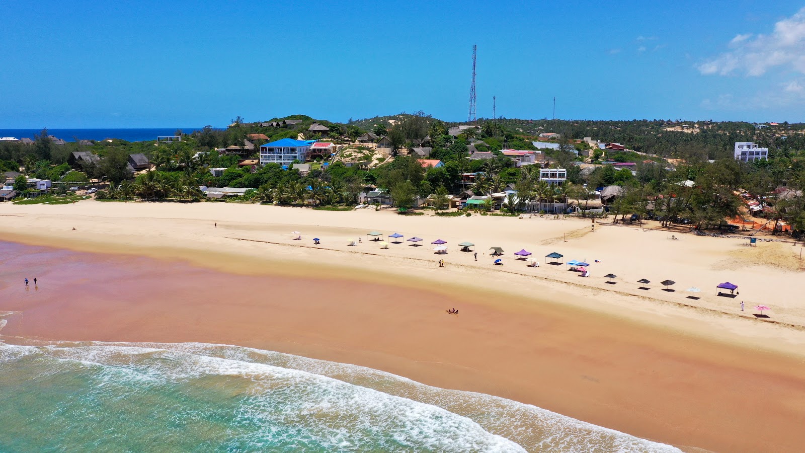 Foto de Tofo Beach com areia bege superfície