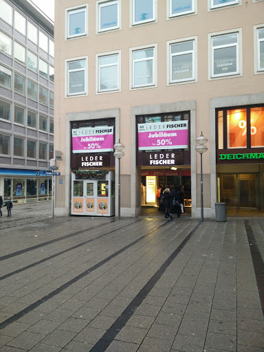 Läden, um schwarze Damenmäntel zu kaufen Munich