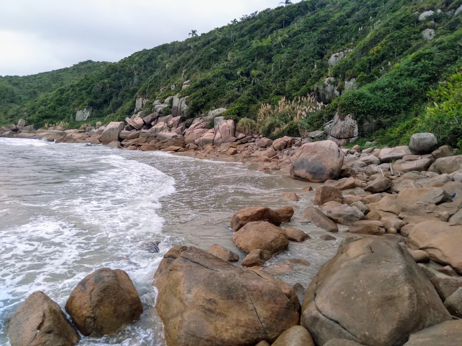 Foto de Praia do Cipo con terreno rocoso superficie