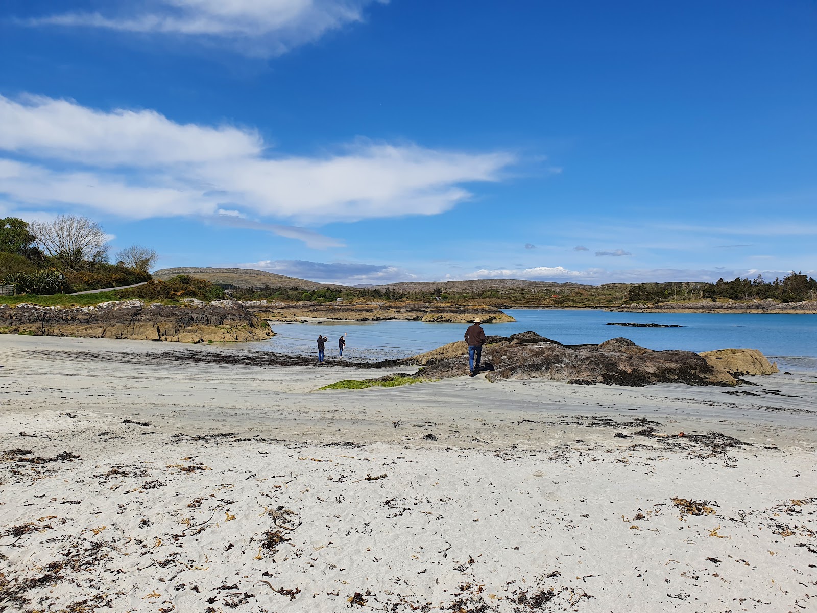Foto de Ballyrisode Beach rodeado por montanhas