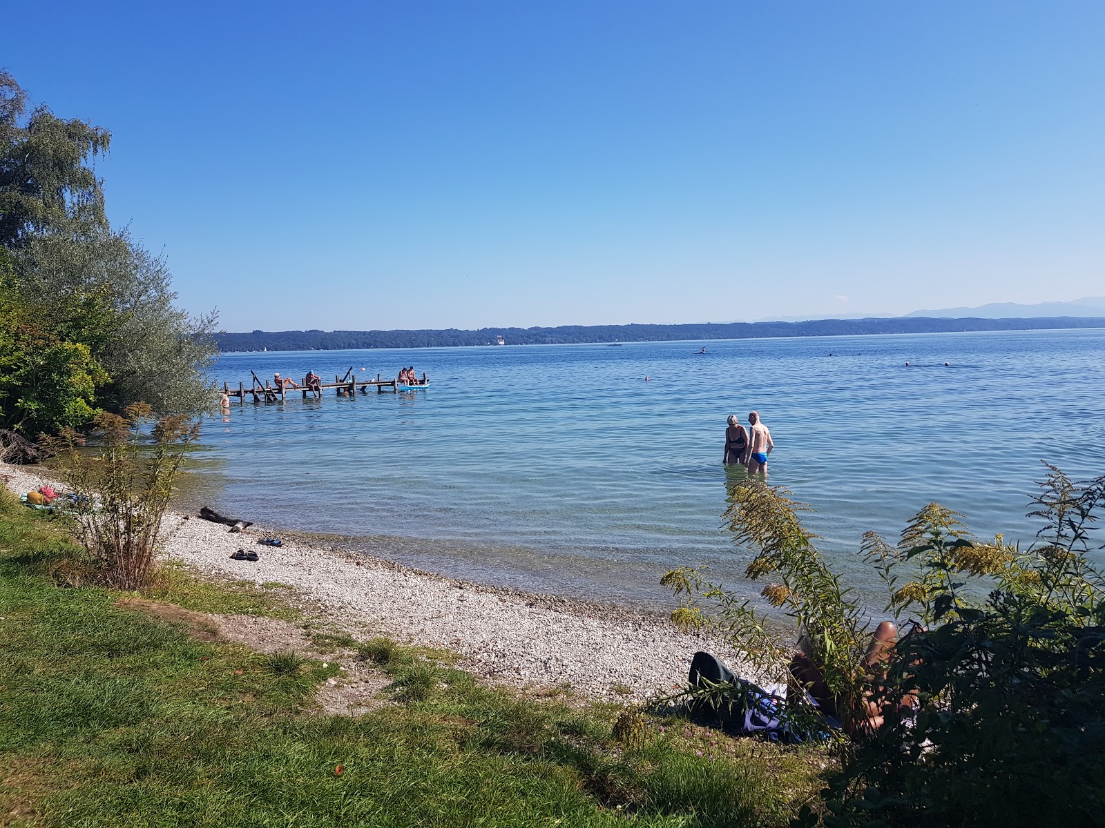 Foto di Freibad Garatshausen con una superficie del ciottoli beige