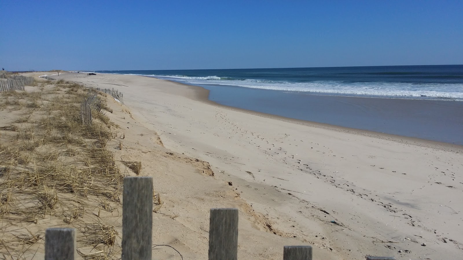 Foto de Tiana Beach con recta y larga