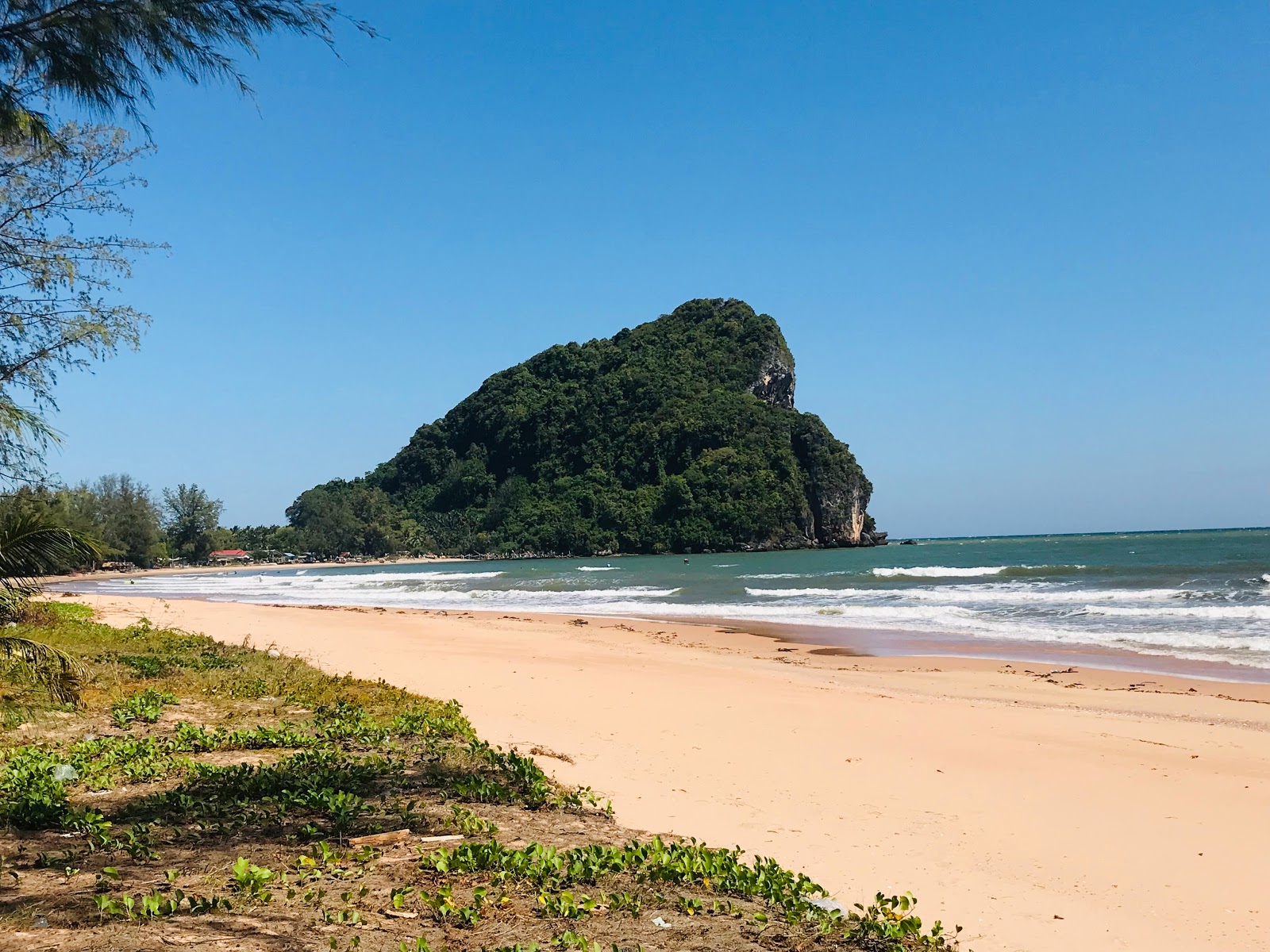 Foto de Bangburd Beach com areia bege superfície