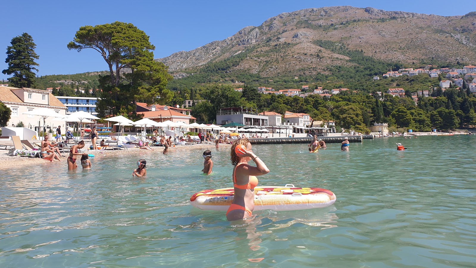 Foto de Srebreno beach respaldado por acantilados