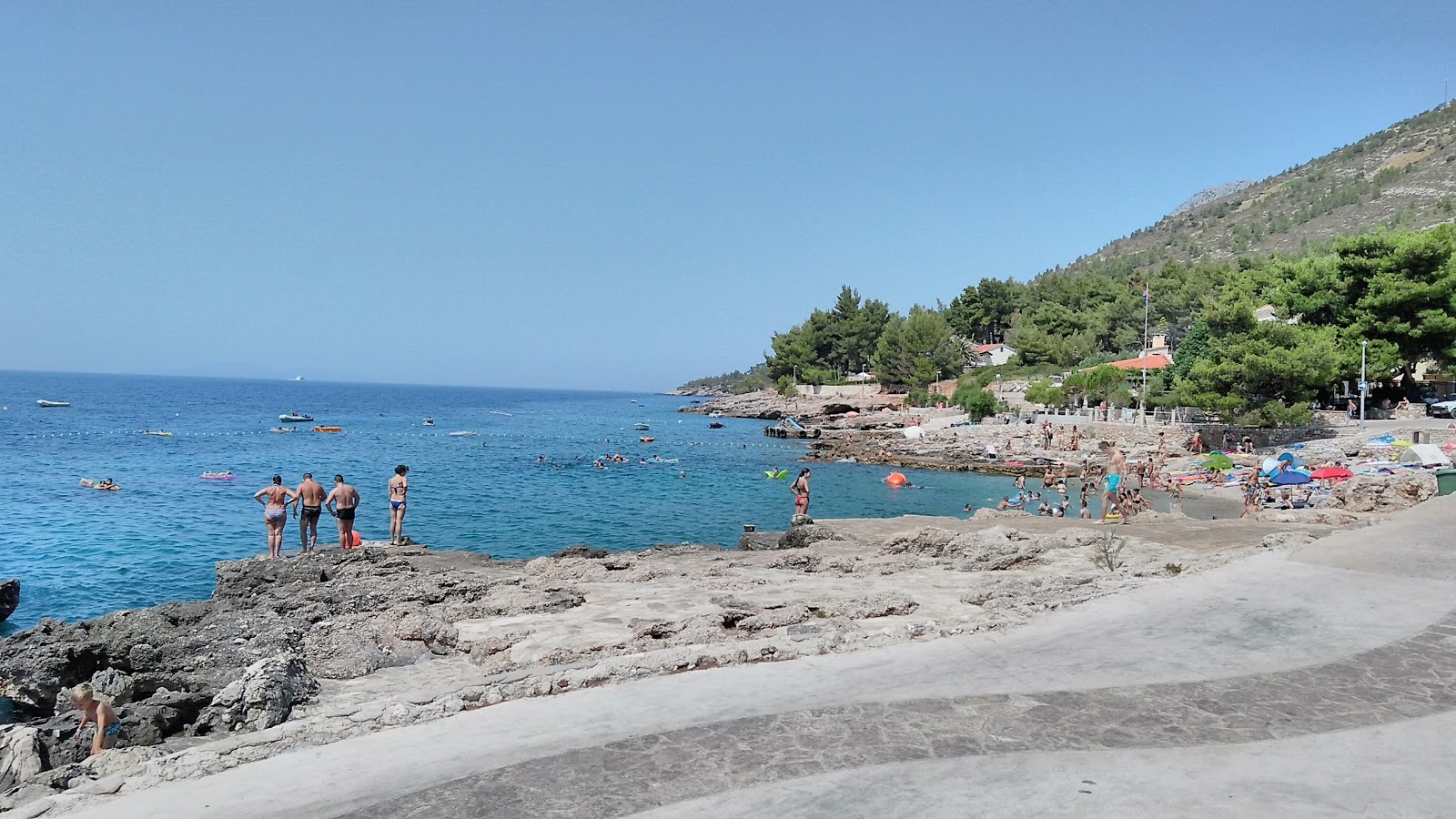 Foto af Ivan Dolac beach bakket op af klipperne
