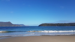 Safety Cove Beach'in fotoğrafı uçurumlarla desteklenmiş