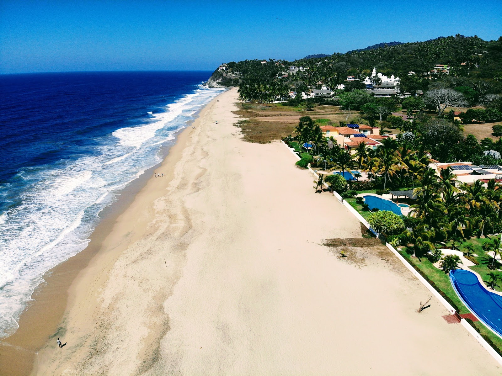 Foto van San Pancho beach ondersteund door kliffen