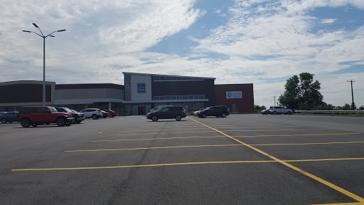 Shopping Mall «Townline Square Shopping Center», reviews and photos, 533 S Broad St, Meriden, CT 06450, USA