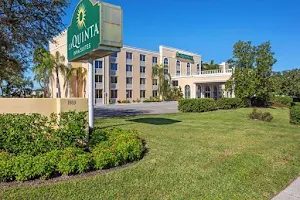 La Quinta Inn & Suites by Wyndham Sarasota Downtown image