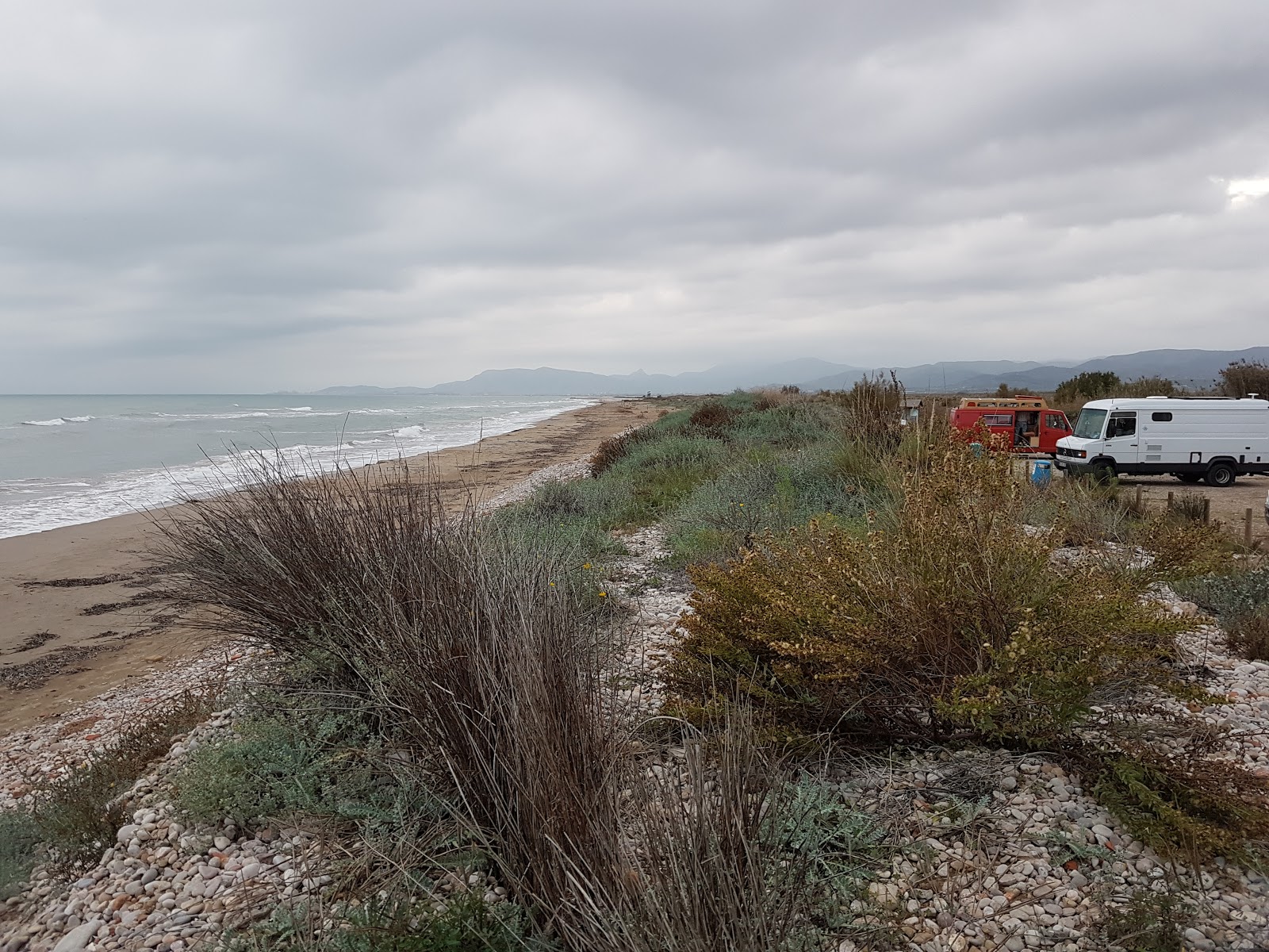 Foto di Platja Sud de Torreblanca con una superficie del sabbia grigia e ciottoli