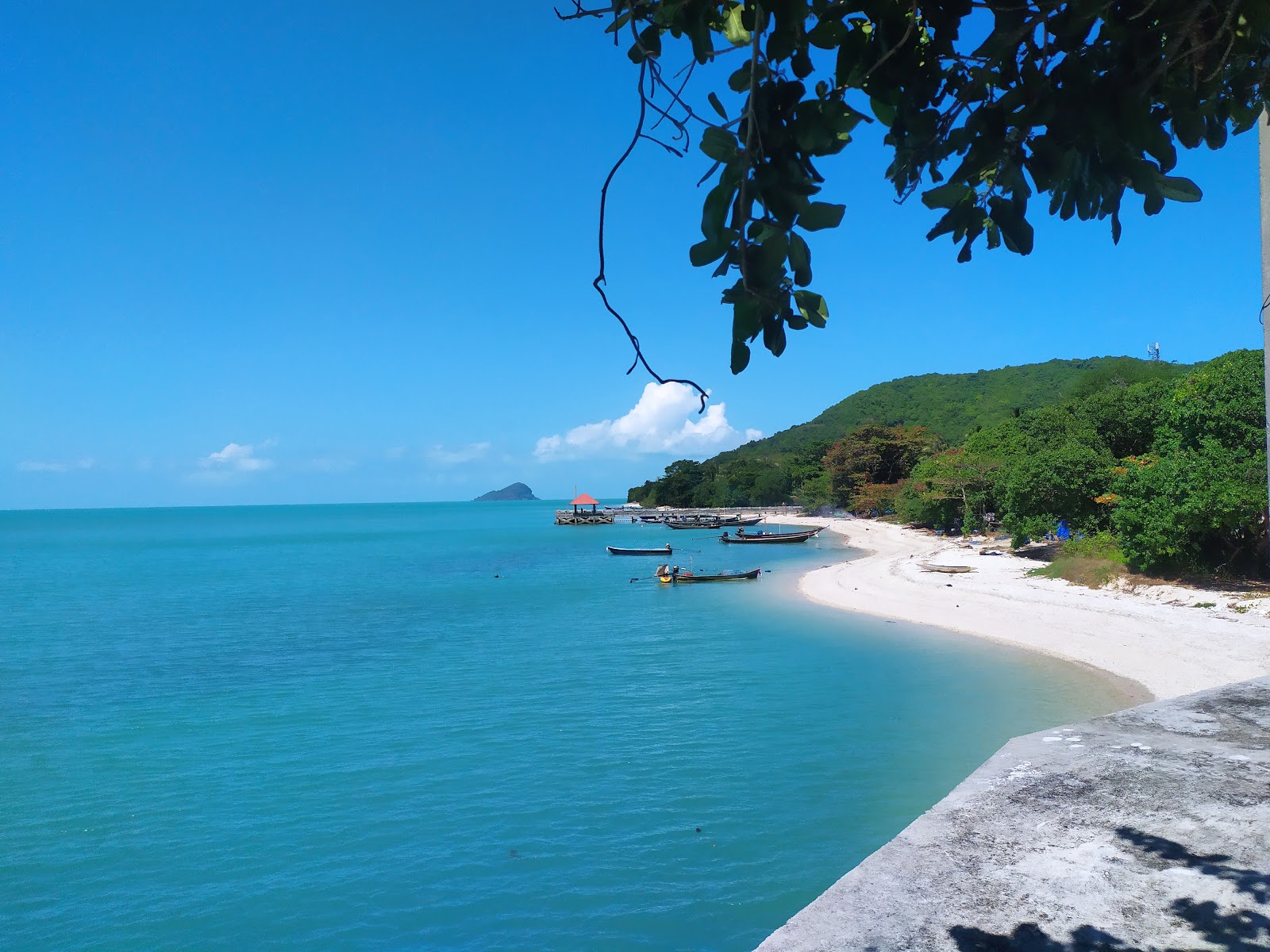 Foto de Ao Thian Homestay Beach com areia bege e seixos superfície