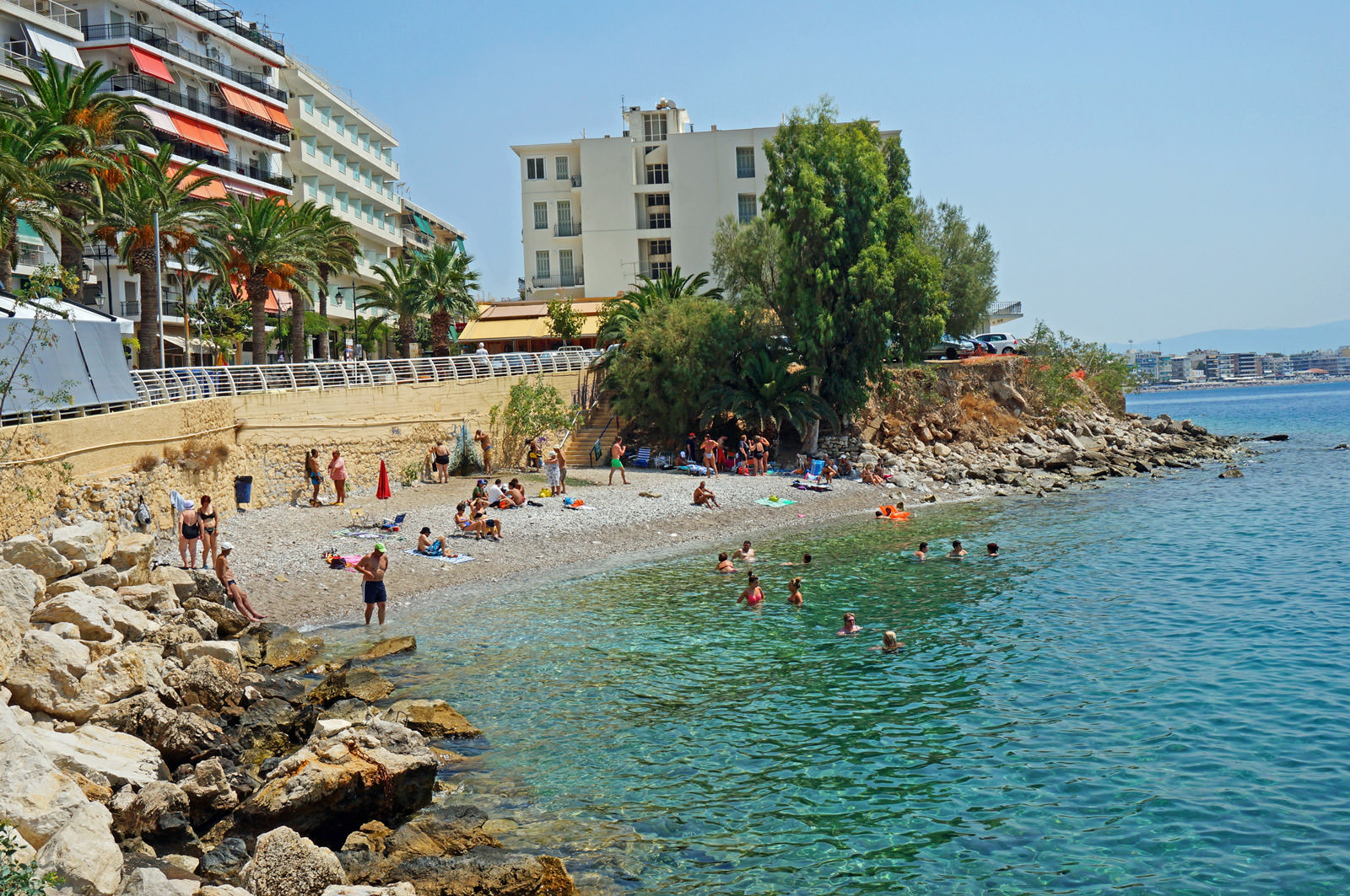 Fotografie cu Loutraki small beach cu o suprafață de pietricel gri fin