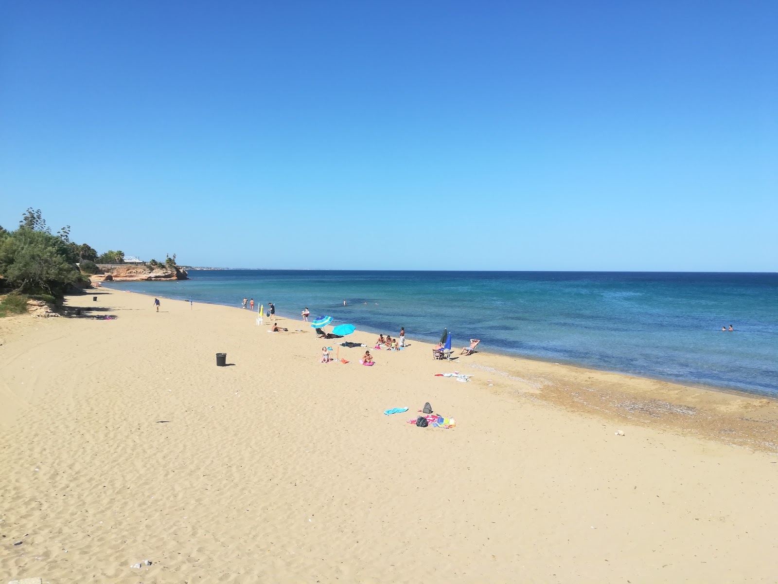 Spiaggia della Loggia'in fotoğrafı dağlarla çevrili