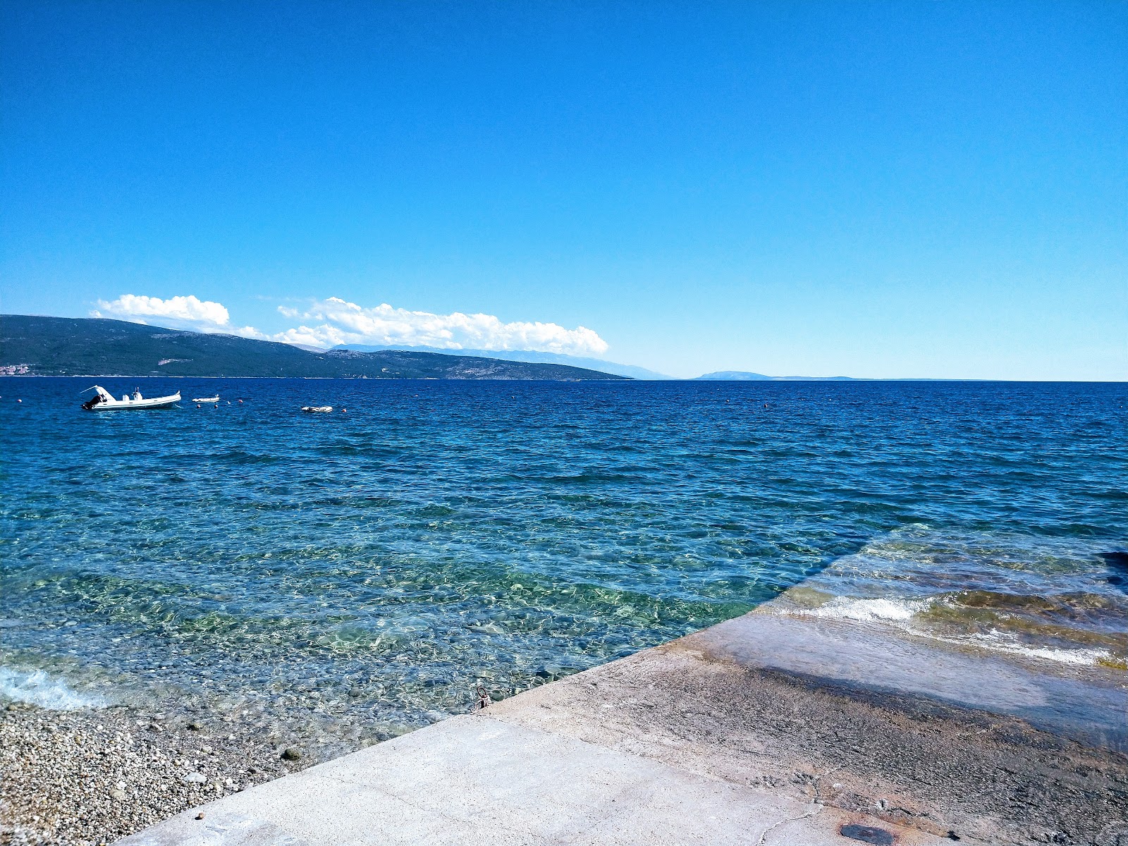 Foto di Karaka beach con baie piccole