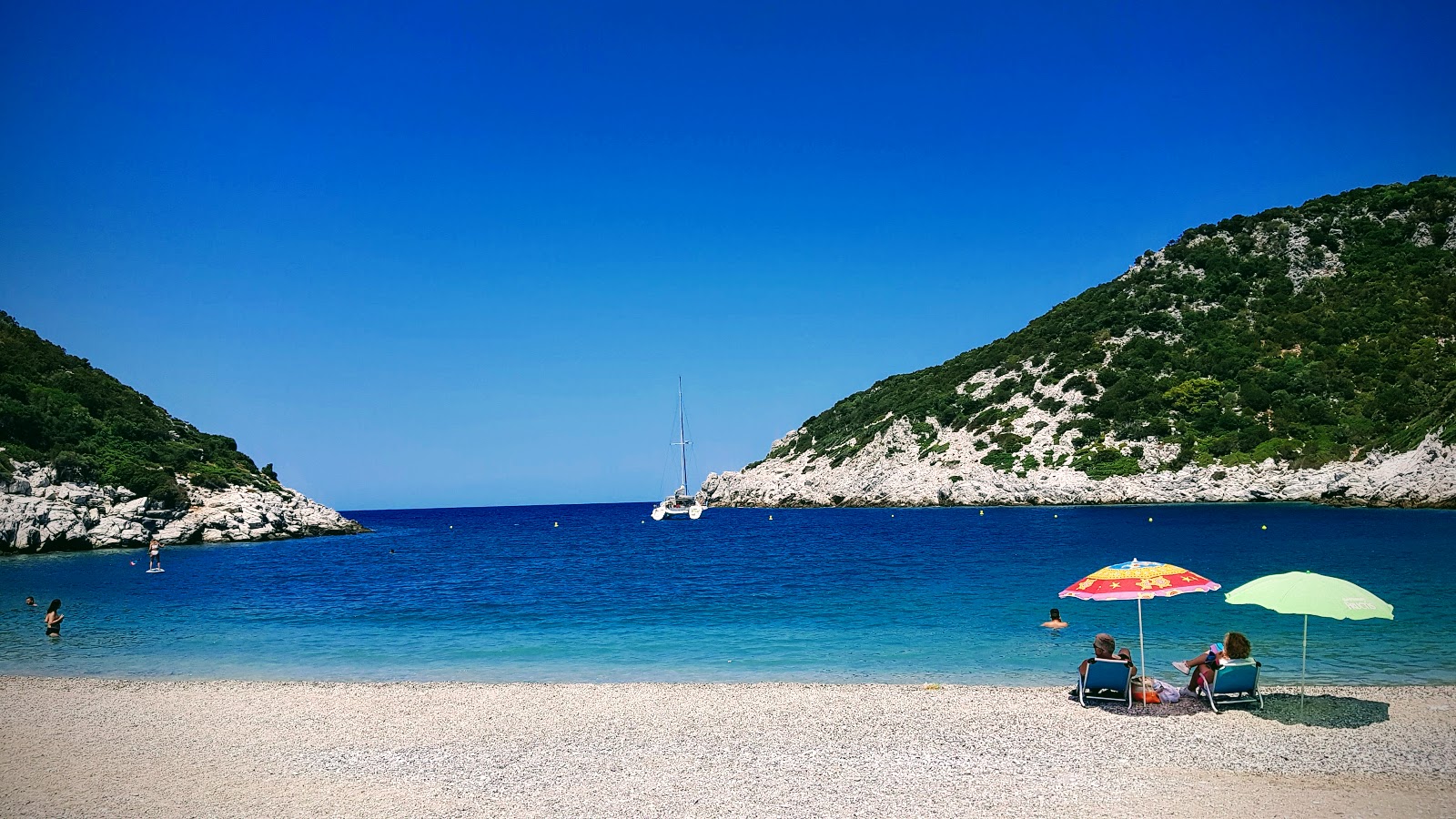 Glysteri beach'in fotoğrafı küçük koy ile birlikte