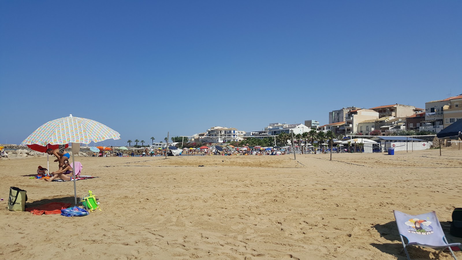 Foto van Spiaggia di Kamarina en de nederzetting