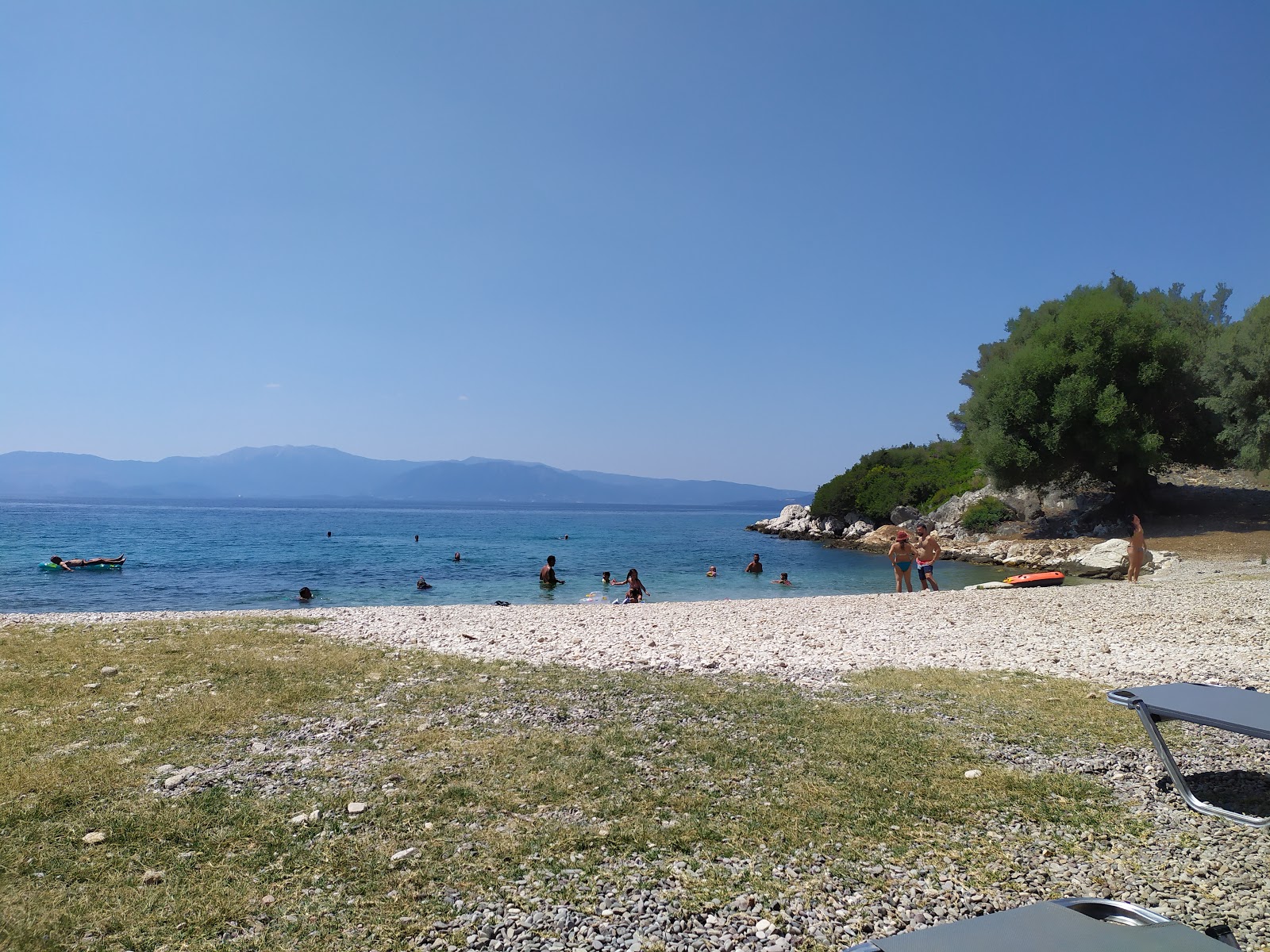 Foto van Paliourias beach met licht groen water oppervlakte