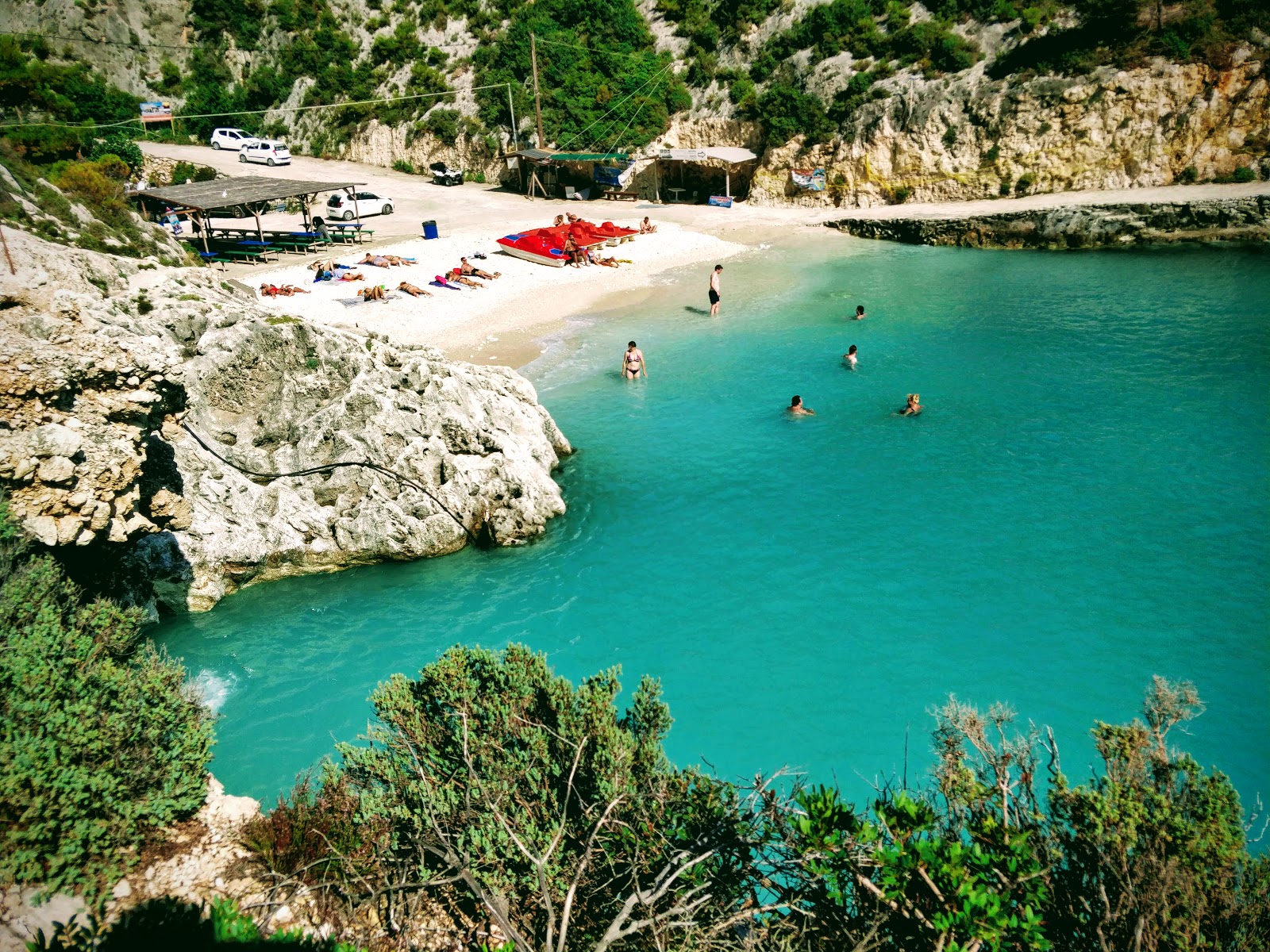 Zdjęcie Porto Vromi Beach z powierzchnią małe beżowe kamyki
