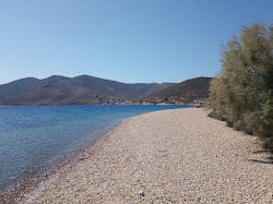 Photo de Petra Beach entouré de montagnes