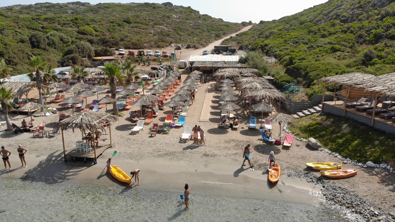 Livadaki beach'in fotoğrafı plaj tatil beldesi alanı