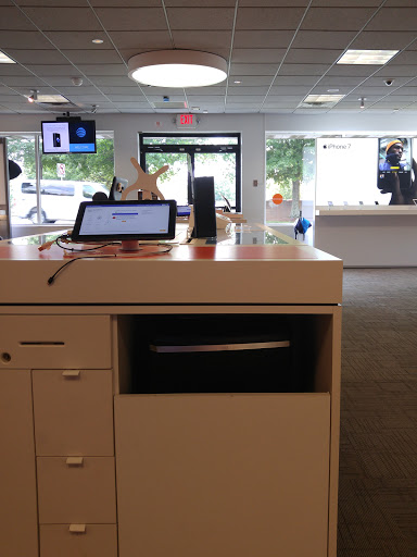 Cell Phone Store «AT&T», reviews and photos, 325 Jesse Jewell Pkwy, Gainesville, GA 30501, USA