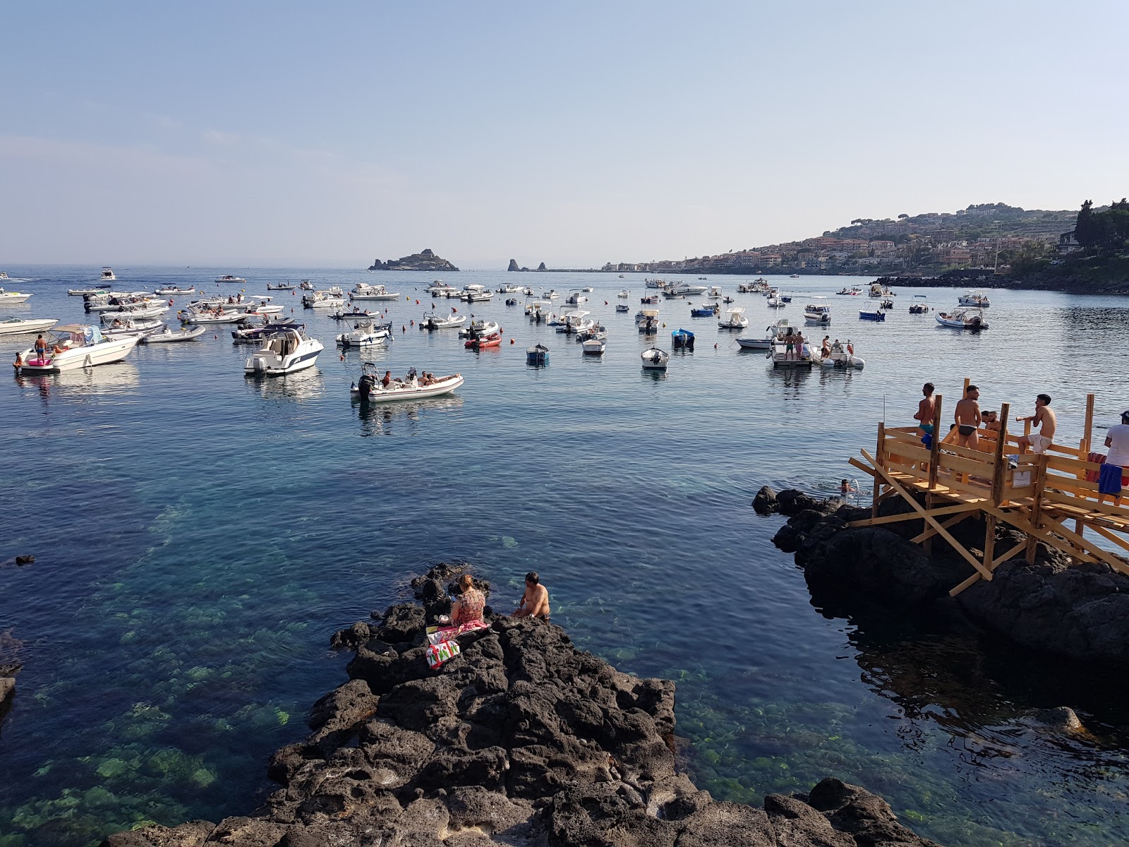 Foto von Spiaggia di Capomulini mit kleine bucht