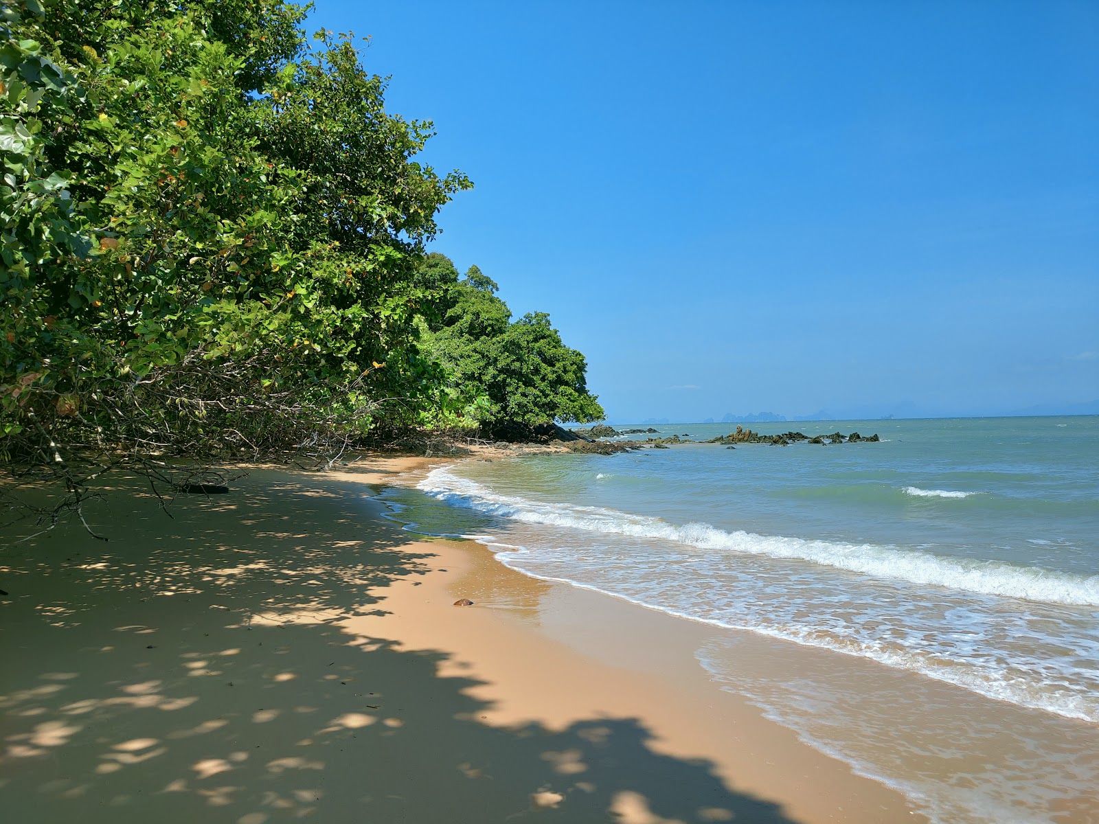 Zdjęcie Nok Ok Cape Beach z powierzchnią turkusowa czysta woda