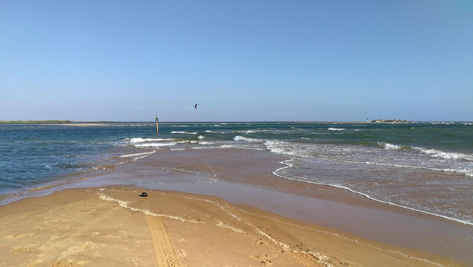 Pelican Point Beach的照片 带有碧绿色水表面