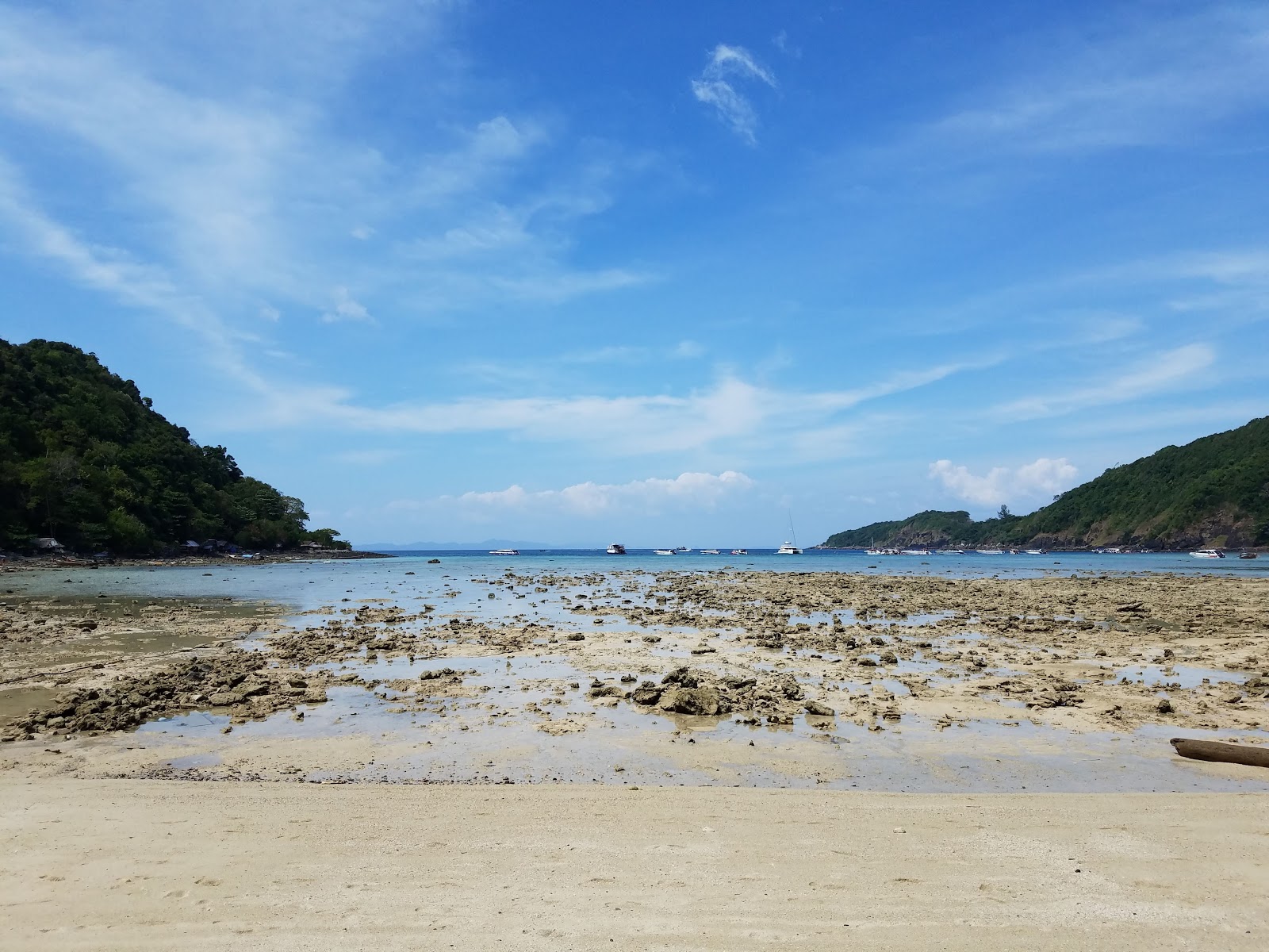 Loh Lana Bay Beach'in fotoğrafı uçurumlarla desteklenmiş