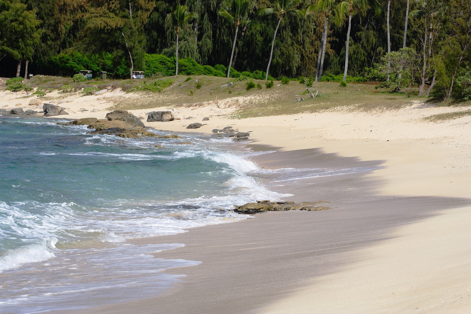 Kaihalulu Beach的照片 带有碧绿色纯水表面