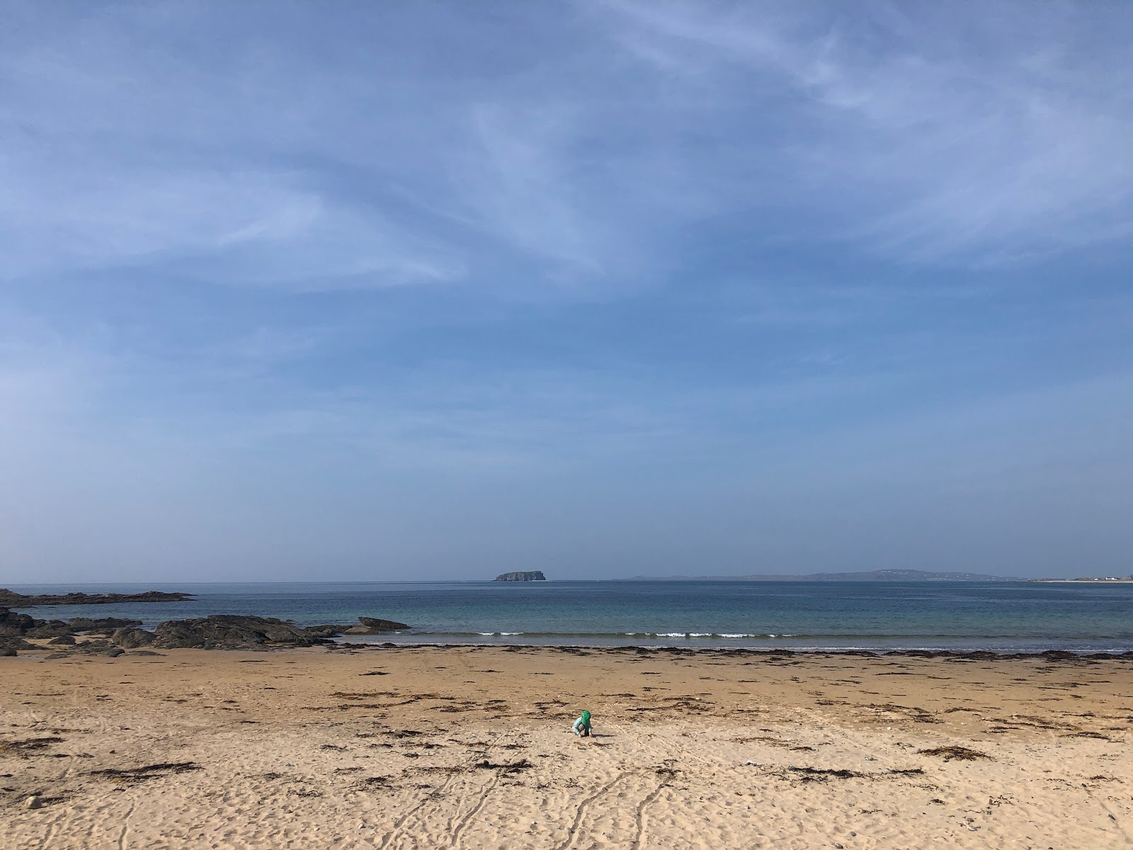 Foto van Pollan Beach ondersteund door kliffen