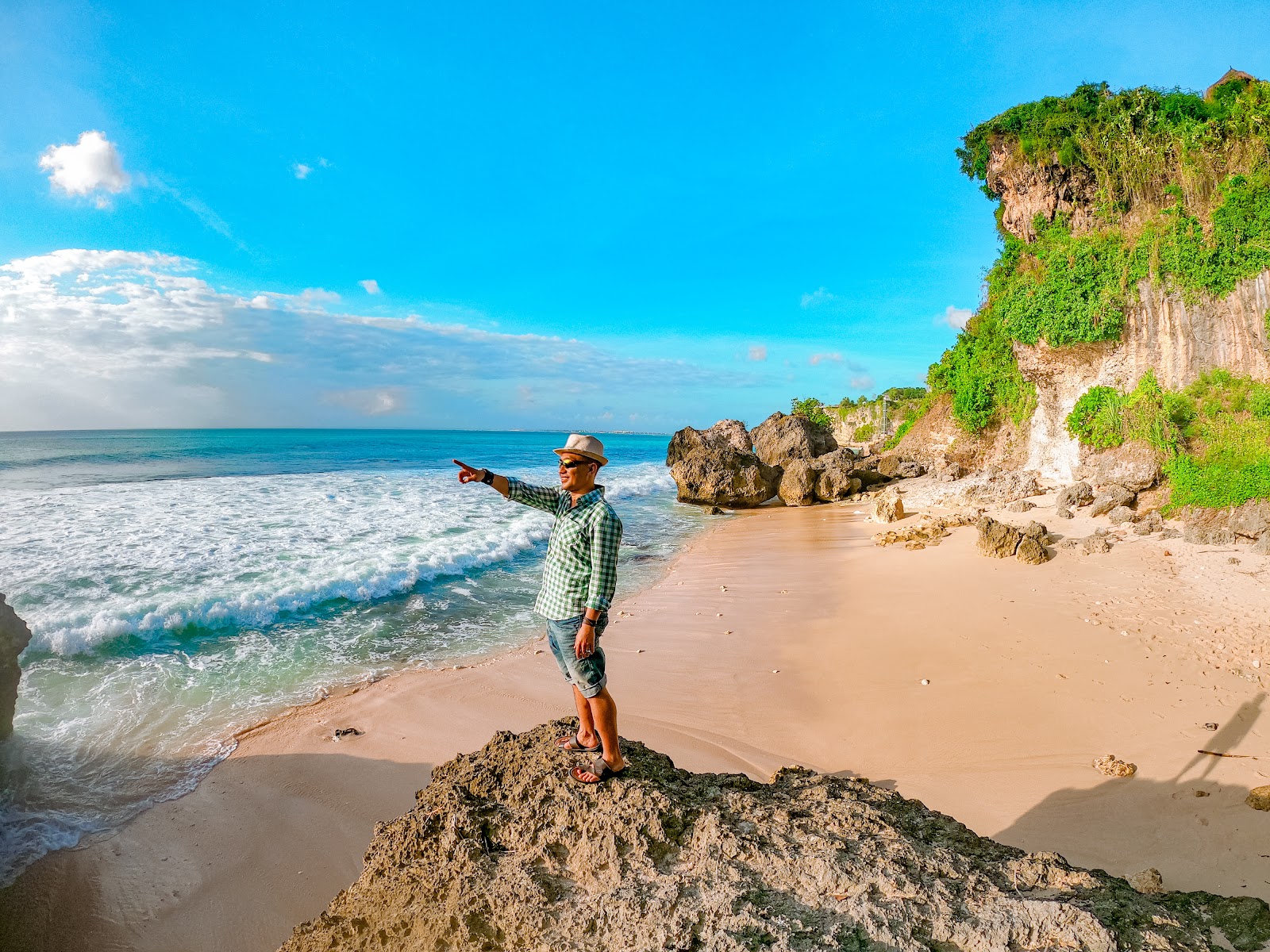 Foto van Batu Layah met helder zand oppervlakte
