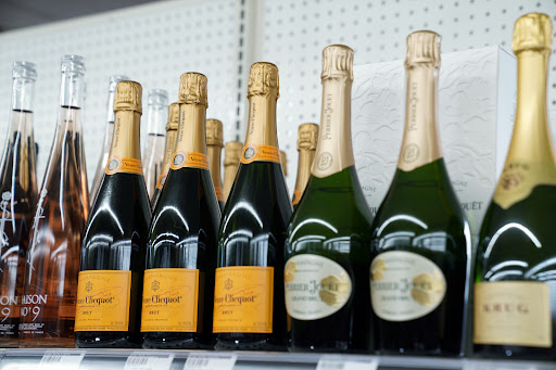 Liquor Store «Lake Villa Liquor-Tosa», reviews and photos, 102 S Milwaukee Ave, Lake Villa, IL 60046, USA