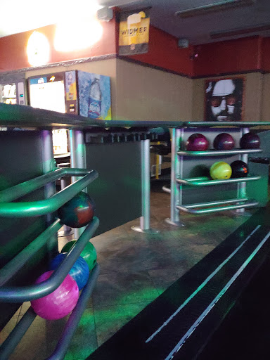 Bowling Alley «Strike City Lanes Bowling Center», reviews and photos, 1170 OR-99, Eugene, OR 97402, USA