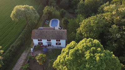 Maison dans les bois à Villefranque