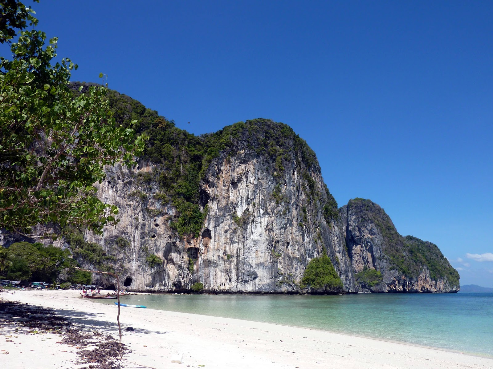 Photo of Koh Lao Liang Beach with white sand surface